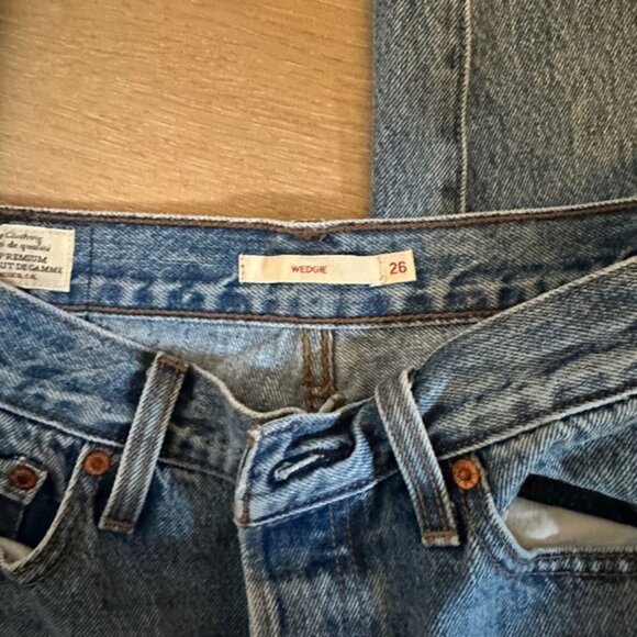 Levi’s Wedgie Fit Frayed Ankle Jeans – Medium Wash – Size 26 - Picture 5 of 6